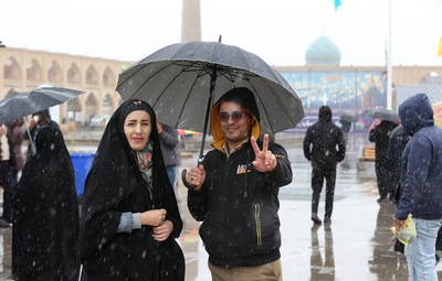 راهپیمایی بزرگ نیمه شعبان زیر بارش برف در اصفهان