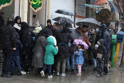 راهپیمایی بزرگ نیمه شعبان زیر بارش برف در اصفهان