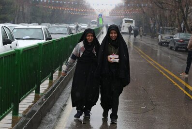 راهپیمایی بزرگ نیمه شعبان زیر بارش برف در اصفهان