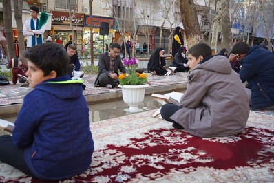 مراسم جزء‌خوانی قرآن در گذر فرهنگی چهارباغ اصفهان برگزار می‌شود