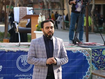 جزء‌خوانی قرآن کریم در چهارباغ اصفهان در حال برگزاری است