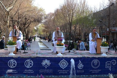 جزء‌خوانی قرآن کریم در چهارباغ اصفهان در حال برگزاری است