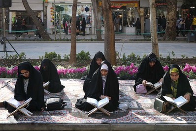 جزء‌خوانی قرآن کریم در چهارباغ اصفهان در حال برگزاری است