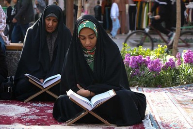 جزء‌خوانی قرآن کریم در چهارباغ اصفهان در حال برگزاری است