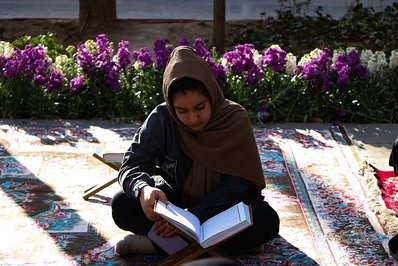 جزء‌خوانی قرآن کریم در چهارباغ اصفهان در حال برگزاری است