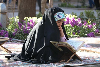 جزء‌خوانی قرآن کریم در چهارباغ اصفهان در حال برگزاری است