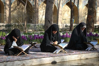 جزء‌خوانی قرآن کریم در چهارباغ اصفهان در حال برگزاری است