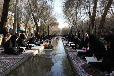 جزء‌خوانی قرآن کریم در چهارباغ اصفهان در حال برگزاری است