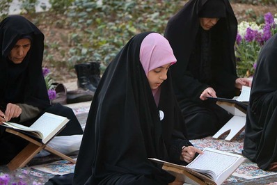 جزء‌خوانی قرآن کریم در چهارباغ اصفهان در حال برگزاری است