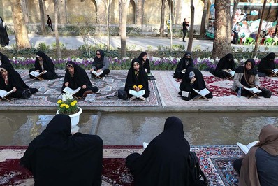 جزء‌خوانی قرآن کریم در چهارباغ اصفهان در حال برگزاری است