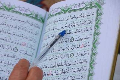 جزء‌خوانی قرآن کریم در چهارباغ اصفهان در حال برگزاری است