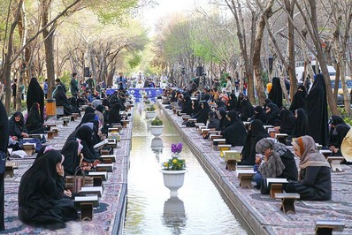 جزء‌خوانی قرآن کریم در چهارباغ اصفهان در حال برگزاری است