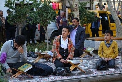 جزء‌خوانی قرآن کریم در چهارباغ اصفهان در حال برگزاری است