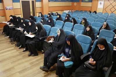 دوره آموزشی نماز و فرزند پروری در مجتمع فرهنگی کوثر اصفهان برگزار شد
