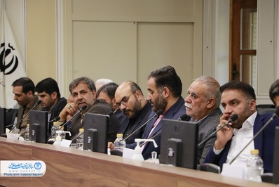 جمعی از مداحان استان اصفهان با معاون سیاسی، امنیتی و اجتماعی استاندار دیدار کردند.