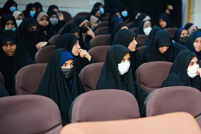 امام جمعه اهواز، پاسخگوی سئؤالات دختران مدارس صدرا