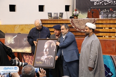 آیین رونمایی از کتاب «جاده گل سرخ» و تجلیل از خسرو احتشامی