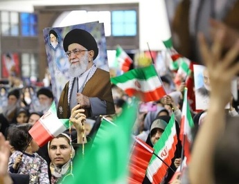 اجتماع بزرگ دختران دهه هشتادی و نودی در سالن گلستان شهدای اصفهان