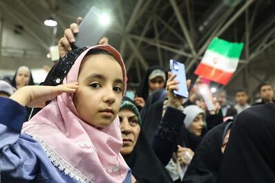 اجتماع بزرگ دختران دهه هشتادی و نودی در سالن گلستان شهدای اصفهان