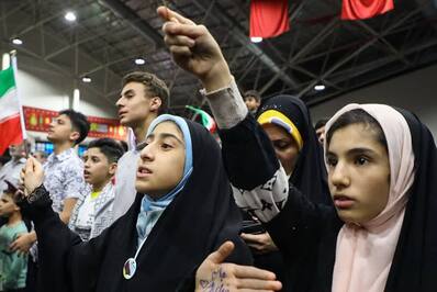 اجتماع بزرگ دختران دهه هشتادی و نودی در سالن گلستان شهدای اصفهان