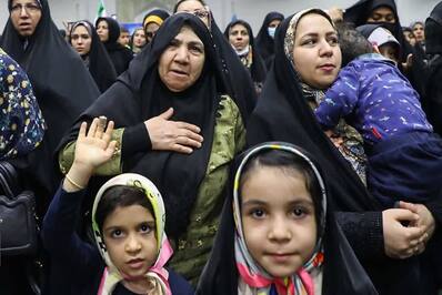 اجتماع بزرگ دختران دهه هشتادی و نودی در سالن گلستان شهدای اصفهان