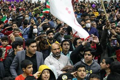 اجتماع بزرگ دختران دهه هشتادی و نودی در سالن گلستان شهدای اصفهان