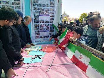 استقبال گسترده از بخش خوشنویسی صلواتی غرفه روز قدس