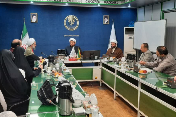 نشست هم اندیشی اساتید کارگاه های رویش با دبیر ستاد جمعیت و خانواده برگزار شد