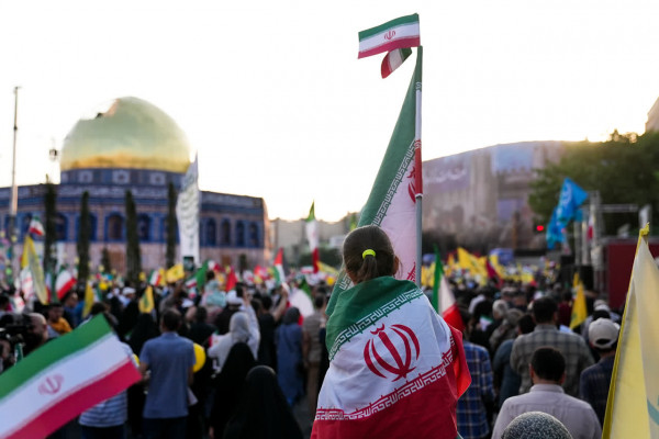 ایران امروز پرچم ولایت را بالا می‌برد