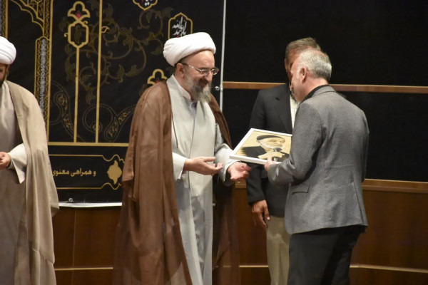 مراسم بزرگداشت و تجلیل از خانواده محترم ذاکر الحسین(ع) مرحوم حاج عباس کیاماری