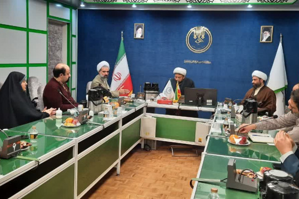 نشست هم اندیشی اساتید کارگاه های رویش با دبیر ستاد جمعیت و خانواده برگزار شد