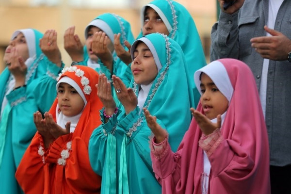 مراسم اهتزاز پرچم رضوی بر فراز همدان