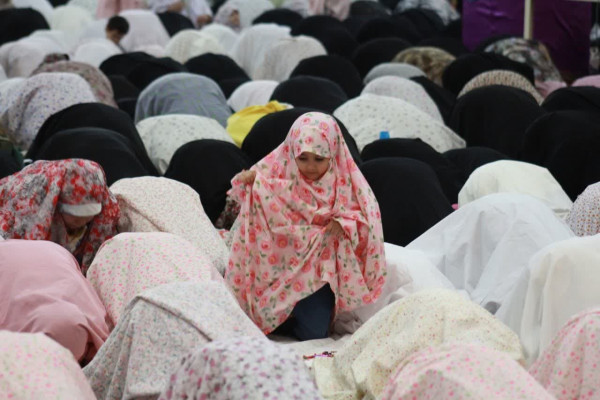 «دخترانه‌ترین نماز جمعه» سال در زنجان برگزار شد
