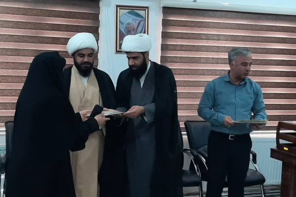 تقدیر از کارمندان فعال طرح زندگی با آیه ها در مهران