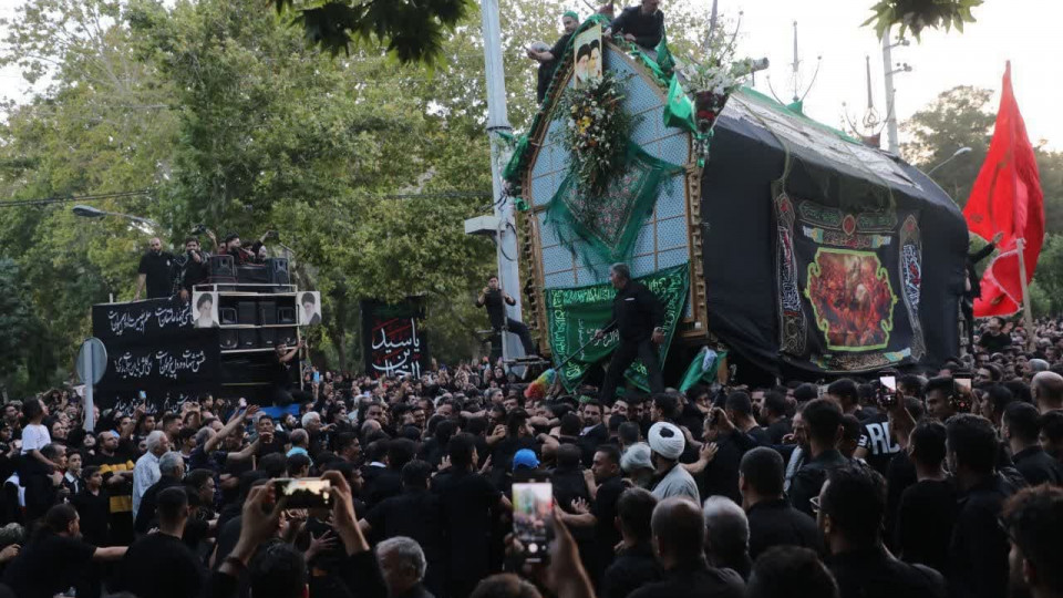 آیین نخل گردانی عزاداران شاهرود در روز یازدهم محرم