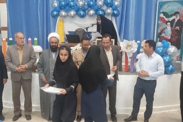 تجلیل از دانش آموزان فعال نهضت زندگی با آیه ها در شهرستان بدره