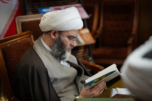 شیطان روبروی ماست، نه در بین ما