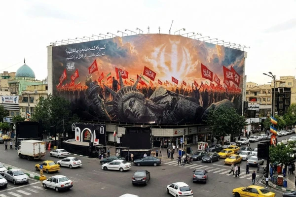 طرح جدید دیوارنگاره میدان انقلاب رونمایی شد