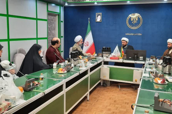 نشست هم اندیشی اساتید کارگاه های رویش با دبیر ستاد جمعیت و خانواده برگزار شد