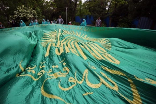 مراسم اهتزاز پرچم رضوی بر فراز همدان