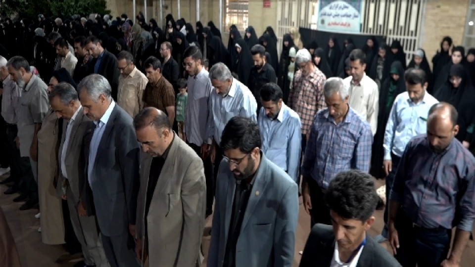 اقامه باشکوه نماز جماعت در اجتماع غدیر شهرکرد