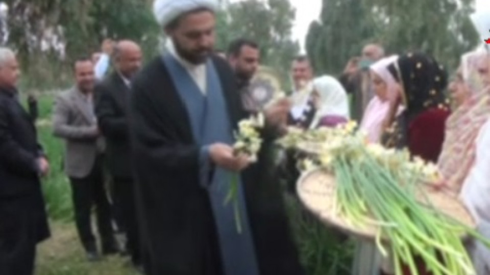 آیین اهدای هشت هزار شاخه گل نرگس به آستان مبارک امام رضا(ع)