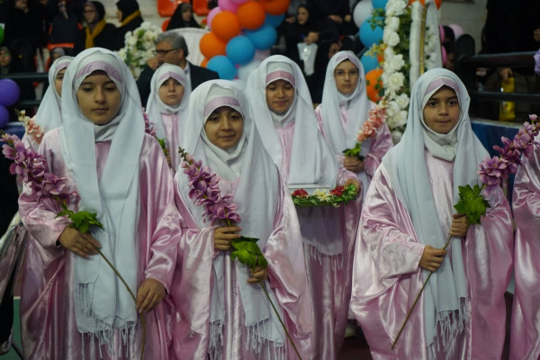 جشنی با عنوان «دخترم افتخار ایران» در سالن شش هزار نفری انقلاب زنجان برگزار شد