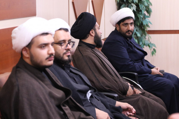 نشست صمیمی حجت الاسلام و المسلمین محمد قمی، رئیس سازمان تبلیغات اسلامی با فعالان قرآنی، هیئات مذهبی و فعالان فرهنگی استان ایلام