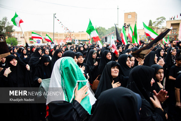 حضور دختران و بانوان در اجتماع عظیم مردمی عصر عاشورا « یوم الحسین ع»