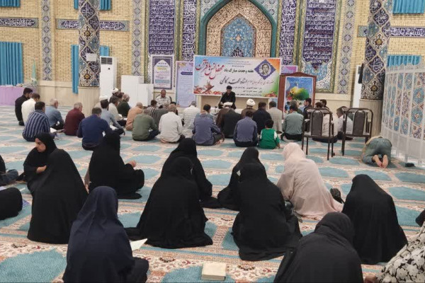 برگزاری محفل انس با قرآن به مناسبت هفته وحدت در مسجد جامع شهرستان دره شهر