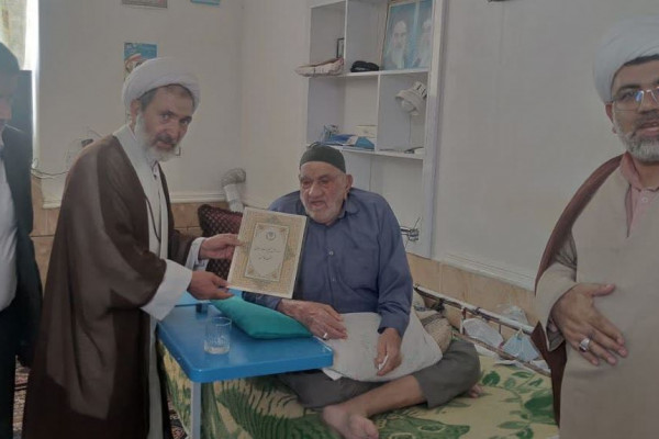 تجلیل از فرهنگ ایثار و شهادت در دیدار با خانواده شهید موسوی از شهدای اهل سنت در خنج