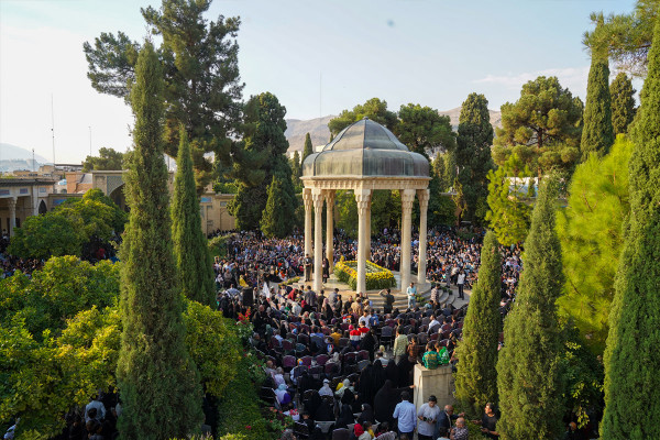محفل کا جشن حافظ شیرازی کے مزار پر