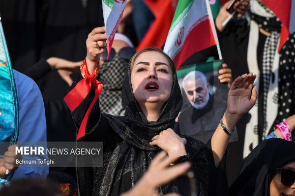 Массовое исполнение гимна «Салам Фарманде» на стадионе Азади в Тегеране