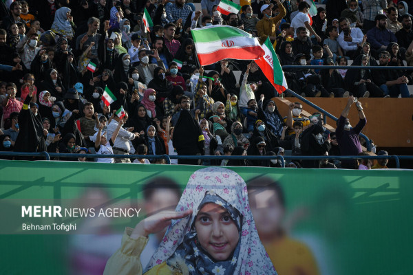 Массовое исполнение гимна «Салам Фарманде» на стадионе Азади в Тегеране